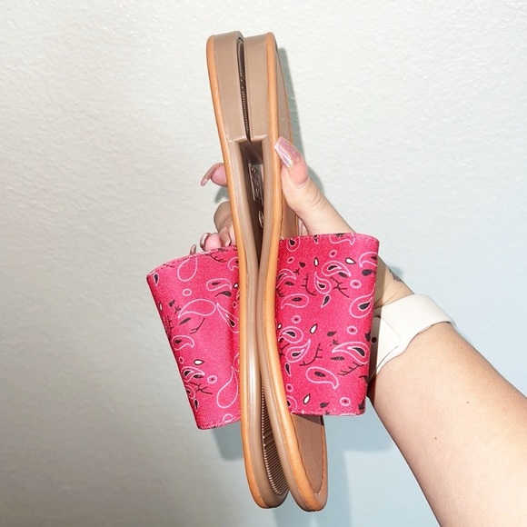 Everglades Red Bandana Slide On Women’s Sandals - Picture 3 of 8